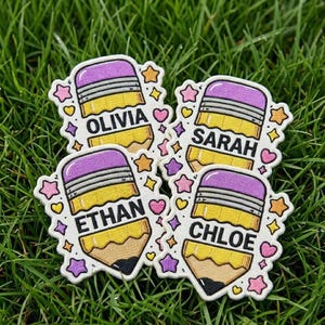 Può includere: Quattro toppe ricamate a forma di matita, ognuna con un nome diverso: Olivia, Sarah, Ethan e Chloe. Le matite sono gialle con gomme viola e punte nere, circondate da stelle e cuori.