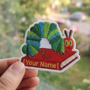 Hongerige Caterpillar geborduurde patch, aangepaste naam boekenwormlezer ontwerp, terug naar school cadeau voor student, stoffen voor rugzak jas hoed