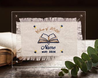 Design original - Plaque acrylique personnalisée pour broderie de fin d'études | Décoration de bureau personnalisée pour la promotion 2026 | Cadeau date prénom brodé