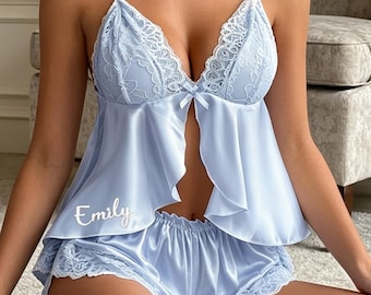 Pyjama en satin brodé avec prénom personnalisé | Cadeau d'anniversaire personnalisé pour sa femme, ensemble de lingerie en dentelle bleu clair, cadeau d'anniversaire pour petite amie