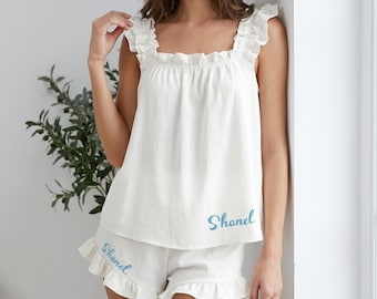 pyjama de demoiselle d'honneur personnalisé avec volants | Ensemble de pyjama brodé avec nom personnalisé | Cadeau de mariée pour elle | Vêtements de nuit d'été en coton blanc