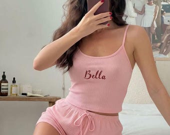 Ensemble de pyjama côtelé brodé personnalisé | Ensemble de salon short caraco demoiselle d'honneur avec nom personnalisé | Cadeau de célibataire pour elle | Pyjama assorti