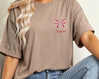 T-shirt brodé avec nom personnalisé | T-shirt esthétique bohème coquette | Ruban personnalisé à manches courtes | Cadeau d'anniversaire Cottagecore pour elle