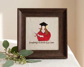 Photo d'art brodée de remise des diplômes personnalisée | Cadre personnalisé pour portrait senior | Cadeau de bénédiction de fin d'études | Art cousu main, promotion 2026