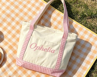 fourre-tout en toile avec nom brodé personnalisé | Sac cadeau personnalisé à carreaux vichy | Fourre-tout de plage à proposition de demoiselle d'honneur | SewUniqueSac cadeau esthétique