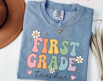 Retro First Grade Teacher Shirt, Back to School 1st Grade Tee, Groovy Daisy Bubble Graphic Tee, Teacher Gift for 1st Grade Teacher Outfit