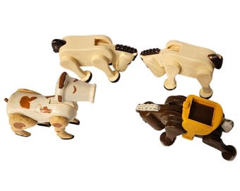 Vintage plastic gelede boerderijdierfiguren set 4 paarden koe geel zadel