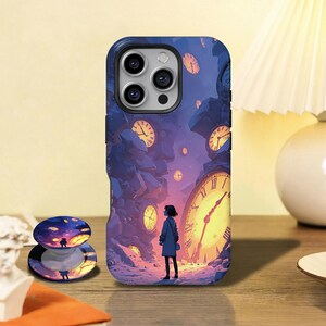 Peut inclure: Coque de téléphone avec une illustration vibrante d'une personne devant une grande horloge, entourée d'horloges flottantes et d'un ciel violet et orange. Un support de téléphone assorti est également visible. L'étui est noir.