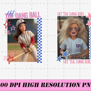Può includere: Due immagini con bambole a tema baseball. Una bambola indossa un'uniforme da baseball, tiene una mazza, con la scritta "HIT THE DANG BALL". L'altra bambola indossa una maglia da baseball e tiene una piccola scatola, con la stessa scritta. Stelle rosa e blu e bordi a scacchi.