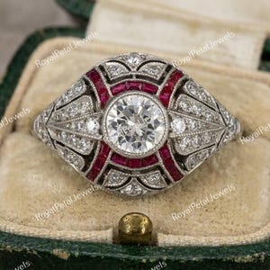 1920年代頃のヴィンテージ、2.60カラットのダイヤモンドとルビーがあしらわれた、935アルゲンティウムシルバー製のアンティークアールデコ婚約指輪。ジェマトリックリング、ヴィンテージ婚約指輪。