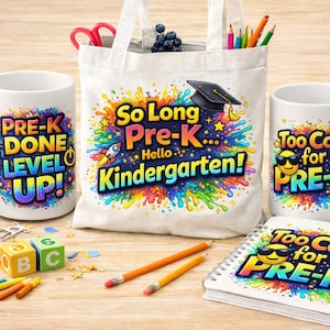 Puede incluir: Una colección de artículos escolares, que incluye dos tazas blancas con texto colorido, una bolsa de mano y un cuaderno de espiral. Las tazas y el cuaderno presentan las frases "Pre-K Done Level Up!" y "Too Cool for Pre-K". La bolsa de mano dice "So Long Pre-K... Hello Kindergarten!"
