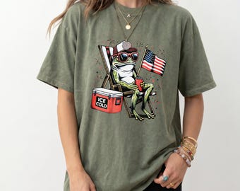 Independence Day Relaxed Frog Tee, Funny USA Flag Frog on Beach Chair Olive Green Crew Neck Shirt，4th of July Funny Frog Tee