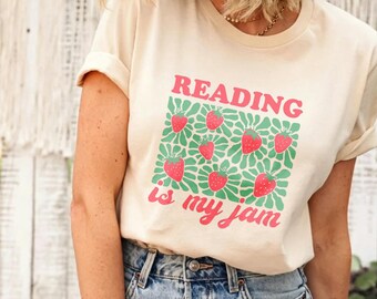 Vintage Inspired Reading Quote Tee, Strawberry Floral "Reading Is My Jam" Print Cream Casual Crew Neck，Retro Book Lover Tee，Whimsical Book