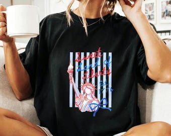 Sweet Land of Liberty Statue of Liberty Tee, Coquette Bow  Stripes Print Black Crew Neck Shirt Est 1776 Patriotic Tee, Bow Casual Crew Neck