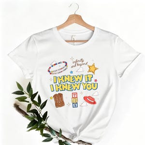 Camiseta informal de Toy Story "Lo sabía, te conocía", color gris claro, con estampado gráfico y una divertida cita de Toy Story. Ideal para el día a día. imagen 4