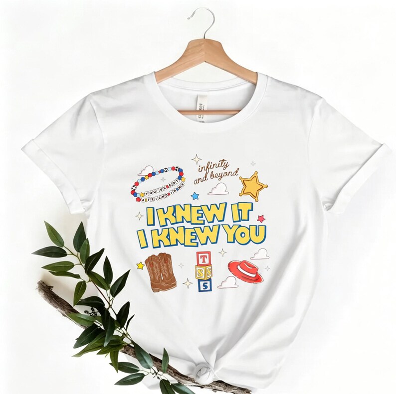 Camiseta informal de Toy Story "Lo sabía, te conocía", color gris claro, con estampado gráfico y una divertida cita de Toy Story. Ideal para el día a día. imagen 4