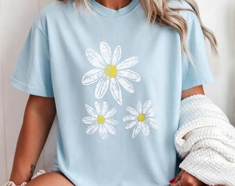 Vintage Washed Daisy Print Tee, Three Distressed White Daisies Light Blue Casual Crew Neck，Simple Daisies Print Light Blue Crew Neck Shirt