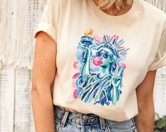 4th of July Fun Liberty Tee, Bubblegum-Blowing Lady Liberty with Sunglasses Cream Crew Neck Shirt，Cool Lady Liberty Casual Tee