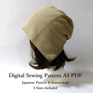 以下が含まれることがあります： マネキンの頭に、ベージュ色のシェブロン柄ニット帽が展示されています。この帽子はデジタルソーイングパターンで、日本語の説明書と3つのサイズが含まれています。「Digital Sewing Pattern A4 PDF」というテキストが表示されています。