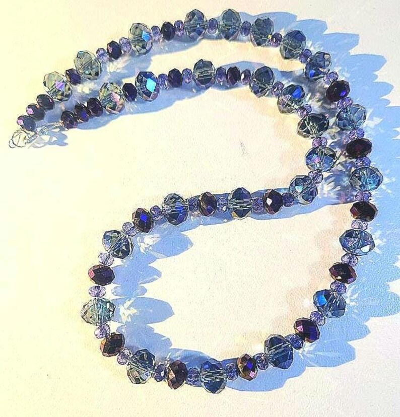 Collar de cuentas de cristal checo facetado de pavo real morado hecho a mano imagen 1