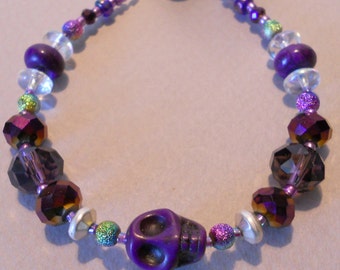 Pulsera hecha a mano con calavera de magnesita morada y cristal