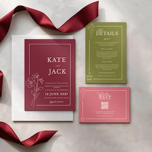 Könnte beinhalten: Ein Hochzeitseinladungsset bestehend aus einer dunkelroten Hauptkarte mit dem weißen Text Kate and Jack, einer grünen Detailkarte und einer rosafarbenen RSVP-Karte mit QR-Code. Ein langes, fließendes dunkelrotes Satinband windet sich um das Set.
