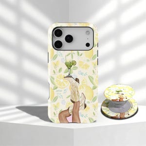 Può includere: Custodia per telefono e pop socket abbinati con un motivo a limoni e fiori. Il design presenta un bicchiere da cocktail in equilibrio su un paio di stivali da cowboy. La tavolozza dei colori comprende giallo, bianco e marrone. Un accessorio abbinato.