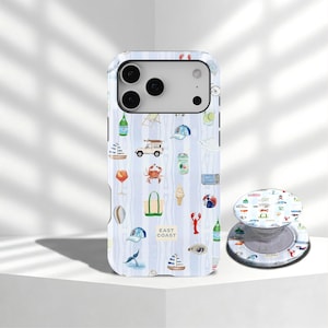 Könnte beinhalten: Eine weiß-blaue Handyhülle und ein passender Handyhalter mit Küstenmotiv. Die Hülle hat einen vertikal gestreiften Hintergrund mit Illustrationen von Strandartikeln, darunter eine Krabbe, ein Segelboot und Eis. Der Handyhalter hat ein ähnliches Design.