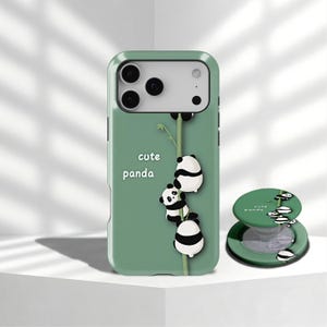 Puede incluir: Una funda de teléfono verde con un diseño de panda. La funda presenta tres pandas trepando por un tallo de bambú, con las palabras "cute panda" impresas en el lateral. También se incluye un soporte para teléfono verde a juego.