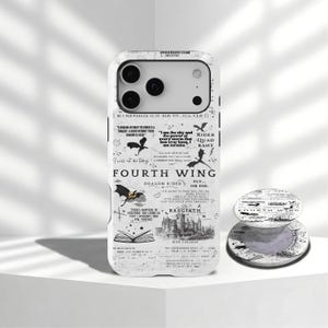 Może przedstawiać: Białe etui na telefon z czarnym modułem aparatu i pasującym uchwytem popsocket. Etui ma wzór ze smokami, tekstem i słowami "Fourth Wing". Uchwyt popsocket ma ten sam wzór.