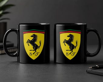 Tazza da caffè nera con logo Ferrari.