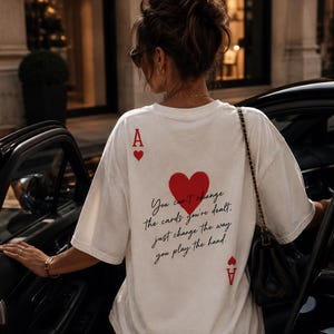 Camiseta de póker, camiseta Lucky Girl, camiseta de cartas de juego, camiseta gráfica del as de corazones / camiseta gráfica estética para mujer, texto de letra escrito a mano