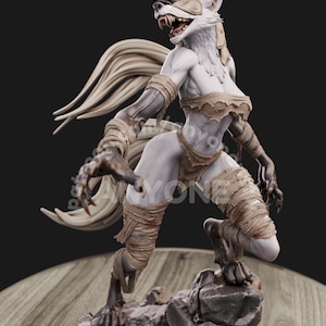 以下が含まれることがあります： 角を持つオオカミのような生き物の詳細な白とタンのファンタジーフィギュア。包帯で包まれ、岩の台座にポーズをとっています。このフィギュアは恐ろしい表情をしており、BAM Figuresからの1月の報酬です。