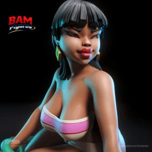 Può includere: Figurina 3D di una donna con capelli e pelle scuri, che indossa un top bikini rosa e bianco e orecchini dorati. La figurina ha tratti esagerati ed è ambientata su uno sfondo nero. Il logo "BAM figures" è visibile.