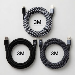 Può includere: Tre cavi di ricarica USB da 3 metri con motivi neri, bianchi e neri, e grigi e bianchi. Ogni cavo ha un connettore USB a un'estremità e un connettore Lightning o USB-C all'altra. Il testo "3M" è visualizzato su ogni cavo.