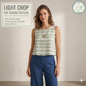 Könnte beinhalten: Eine Frau trägt ein hellgrünes und weiß gestreiftes Crop-Top und eine blaue Hose. Das Top ist ärmellos und hat horizontale Streifen. Das Bild enthält den Text "LIGHT CROP PDF SEWING PATTERN" und "Größen: XS-XL". Eine goldene Halskette und ein Armband sind ebenfalls zu sehen.