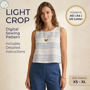 Puede incluir: Una mujer modela un top corto a rayas azul claro y blanco y pantalones azules. La imagen incluye el texto "LIGHT CROP", "Digital Sewing Pattern" e "Includes Detailed Instructions". El rango de tallas es XS-XL.