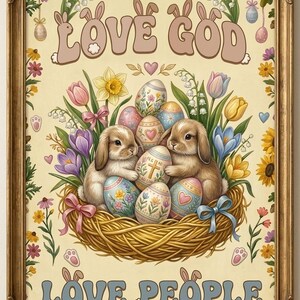 Puede incluir: Una impresión enmarcada con estética vintage, con dos conejitos acurrucados en un nido tejido con huevos de Pascua decorados. Las palabras "LOVE GOD" y "LOVE PEOPLE" se muestran en una fuente retro, rodeadas de flores y decoraciones de Pascua.