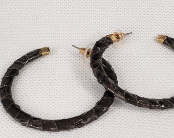 ブラウンレザーで包まれたフープイヤリング