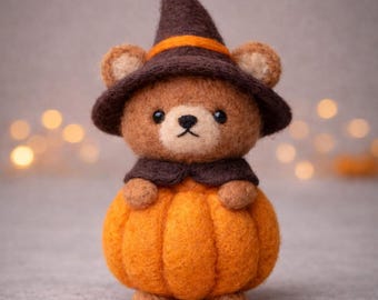 Orsetto di Halloween su zucca, orsetto cosplay, simpatico orsetto strega, orsetto in feltro fatto a mano, regalo decorativo autunnale kawaii