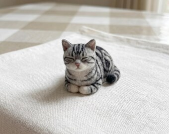 Anpassad nålfiltad katt, personligt husdjursporträtt, handgjord sovande kattfigur, personlig minnesgåva till husdjur, minifiltkattskulptur
