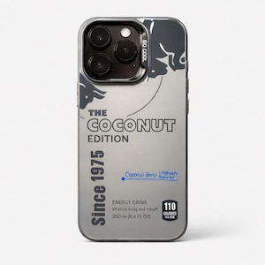 Peut inclure: Coque de téléphone argentée avec l'inscription "THE COCONUT EDITION" et "Since 1975." La coque comprend le texte "ENERGY DRINK" et "250 ml (8,4 FL OZ)." Elle affiche également "110 CALORIES 116 CIN."