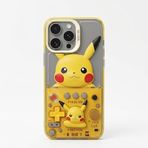 Peut inclure: Coque de téléphone jaune et grise avec un design Pikachu en 3D. La coque présente un design de manette de jeu rétro sur la moitié inférieure, avec le mot "Pokemon" imprimé dessus. Le texte "SO COOL" est imprimé sur la moitié supérieure.