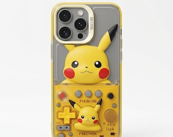 Op de afbeelding: Gele en grijze telefoonhoes met een 3D Pikachu-ontwerp. De hoes heeft een retro videogamecontroller-ontwerp op de onderste helft, met het woord "Pokemon" erop gedrukt. De tekst "SO COOL" staat op de bovenste helft.