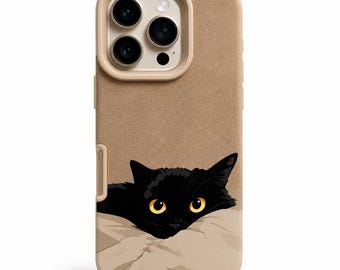 Op de afbeelding: Een beige telefoonhoesje met een illustratie van een zwarte kat met gele ogen die over een kussen kijkt. De hoes heeft een camera-uitsparing en een getextureerd oppervlak.