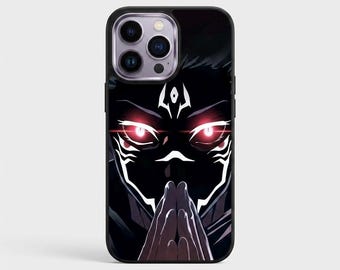 Op de afbeelding: Zwarte telefoonhoes met een gedetailleerde illustratie van een personage met rood oplichtende ogen en witte markeringen. De handen van het personage zijn gevouwen in gebed. De hoes heeft een zwarte rand en een glanzende afwerking.