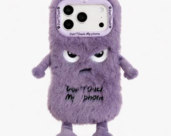 Op de afbeelding: Een paarse, harige telefoonhoes in de vorm van een cartoonmonster met een boos gezicht. De hoes heeft armen en benen, en de tekst "Don't Touch My phone" staat op de voorkant.