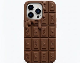 Op de afbeelding: Een bruine telefoonhoes die is ontworpen om op een chocoladereep te lijken. De hoes heeft een textuur met individuele chocoladeblokjes, een smeltend chocolade-effect en de letter "M" op elk blokje. Het heeft uitsparingen voor de camera en knoppen van de telefoon.