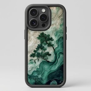 Peut inclure: Coque de téléphone noire avec un motif inspiré de la nature. La coque présente un arbre vert sur un fond de motifs abstraits tourbillonnants verts et blancs. La coque a un bord noir et une découpe pour l'appareil photo.