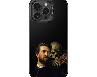 Op de afbeelding: Zwarte telefoonhoes met een schilderij van een man en een skelet dat viool speelt. De hoes heeft een zwarte rand en de tekst "SO COOL" aan de zijkant.
